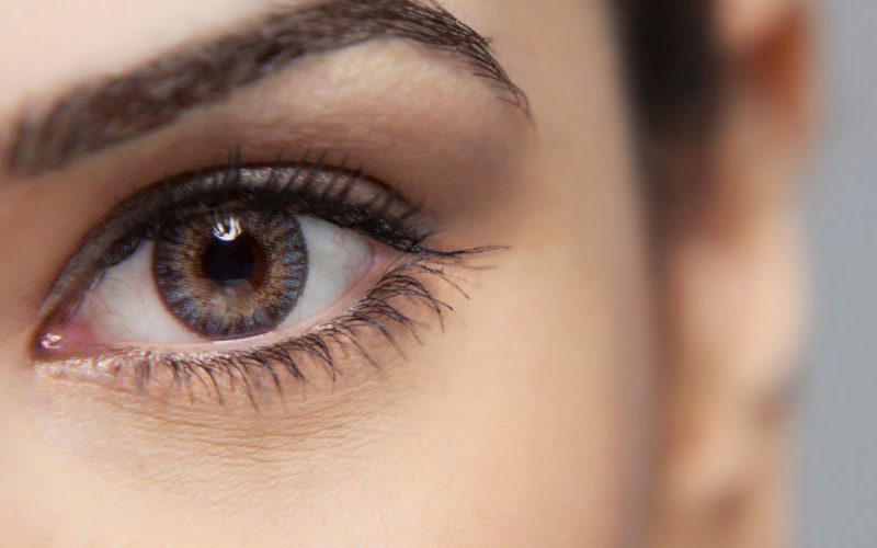 Jak chroni膰 oko po operacji za膰my?