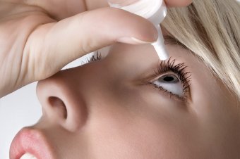 Jak chroni膰 oko po operacji za膰my?