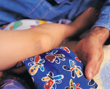 Urazy ortopedyczne u dzieci: przytrza艣ni臋te palce, skr臋cenia stopy - pierwsza pomoc